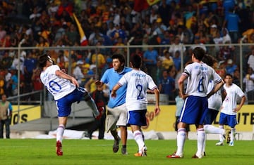 En las semifinales del Clausura 2011, Cruz Azul perdió la ventaja global y con ello la posibilidad de disputar la final el torneo. Después del 3-0 a favor de Morelia, un aficionado invadió el terreno de juego para burlarse de los jugadores celestes. En estado iracundo, Christian Giménez se encaró con él y lo agredió con empujones y patadas, lo que después generó una bronca grupal. 