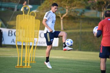 Este sábado, los jugadores James Rodríguez y Camilo Vargas, entrenaron en Atibaia, Brasil, siendo los primeros en comenzar su preparación, bajo la dirección del técnico Reinaldo Rueda, de cara al compromiso frente a Brasil, válido por las clasificatorias a la Copa Mundial de la FIFA Catar 2022.