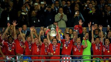 Los jugadores del Bayern levantan la Champions.