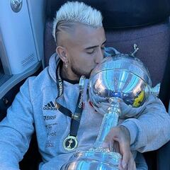 En el camarín de Colo Colo piden a Vidal: “Su espíritu ganador es contagioso”