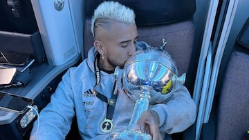 En el camarín de Colo Colo piden a Vidal: “Su espíritu ganador es contagioso”