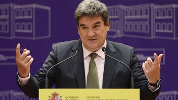 El ministro de Inclusi&oacute;n, Seguridad Social y Migraciones, Jos&eacute; Luis Escriv&aacute;, inaugura la exposici&oacute;n &#039;Se viaja mejor en el poema&rsquo;, en la sede del Ministerio, a 20 de mayo de 2022, en Madrid (Espa&ntilde;a). La obra es