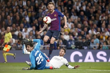 Real Madrid-Barcelona (0-1).
Un gol de Rakitic decidió un partido igualado, bravo y de mucho trabajo. Bale fue titular y se marchó entre silbidos. Soberbios Lenglet y Piqué. Los azulgranas dieron un golpe a la Liga.