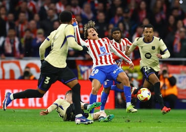 Las polémicas de la ida de las semifinales de Copa del Rey entre Atlético y Barcelona: todos los penaltis, expulsiones y jugadas controvertidas