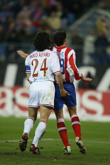 28 de enero de 2004 cuartos de final de la Copa del Rey, el Atlético de Madrid recibe en el Calderón al Sevilla. En un saque de esquina Pablo Alfaro metió su mano en el culo de Toché, por aquel entonces canterano del Atleti con la única intención de distraerle y que no viera la pelota.
