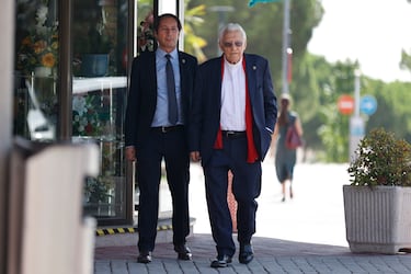 El Padre Ángel a su llegada al tanatorio de Tres Cantos donde se celebró el funeral por Caritina Goyanes.