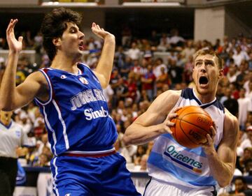 La España que fue quinta tenía a Pau Gasol, Jorge Garbajosa, José Calderón, Felipe Reyes, Juan Carlos Navarro... Cuarta fue Nueva Zelanda, tercera la Alemania del imperial Nowitzki (con Femerling, Pesic, Okoulaja...). El oro se lo disputaron la Argentina de la Generación Dorada (Ginóbili, Scola, Nocioni, Oberto...) y la Yugoslavia de Stojakovic, Divac, Bodiroga, Tomasevic, Jaric... Ganó Yugoslavia en la prórroga después de una final tremenda en la que Argentina tuvo ventajas en dobles dígitos en el último cuarto y clamó contra el arbitraje, señalando al griego Pitsilkas. Argentina se desquitó a lo grande en los Juegos de Atenas, pero lloró una derrota durísima. El oro lo cerraron Stojakovic (26 puntos) y Bodiroga (27).