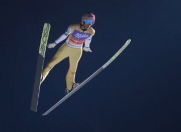 El austriaco Stefan Kraft durante la calificación de la prueba de saltos de esquí que se disputa en Lillehammer, Noruega.