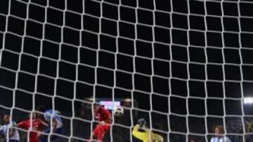 <b>GOL DE MARTIN CÁCECES. </b>Momento en que el central sevillista remata de cabeza, completamente solo ante la tardía salida de Galatto.