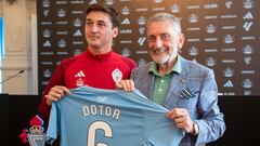 Carlos Dotor posa con la camiseta del Celta junto a Carlos Mouriño.