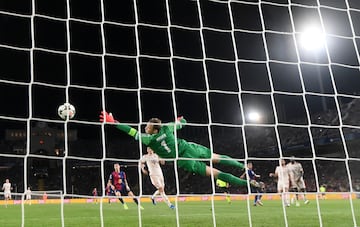 3-1. Doblete de Raphinha. Gran jugada individual del brasileño que realiza la diagonal hacia dentro y, ante la oposición de Dayot Upamecano y Raphaël Guerreiro, dispara con la derecha, al palo largo de Manuel Neuer, para anotar el tercer tanto.