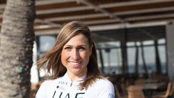 Mavi García, ciclista del equipo UAE, luce su maillot de campeona de España en ruta.