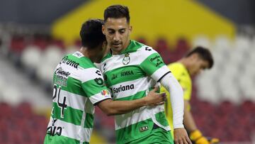 Jugadores de Santos festejan un gol contra Mazatlán.