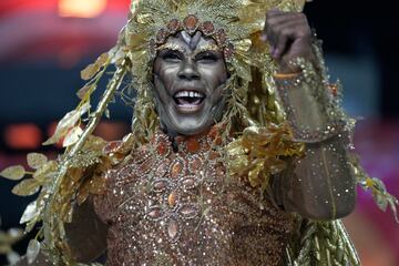 Estos días la ciudad brasileña se viste de gala para disfrutar del Carnaval 2023. Bailes, desfiles, samba... llenan de color la ciudad ciudad costera de Brasil, famosa por sus playas de Copacabana e Ipanema, la estatua del Cristo Redentor sobre el cerro del Corcovado y el morro Pan de Azúcar.