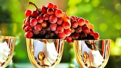 Un racimo de uvas para la leyenda de origen desconocido de las 12 uvas en las campanadas de Nochevieja.