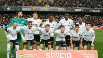 Jugadores del Valencia, con las marcas de patrocinio en sus camisetas.