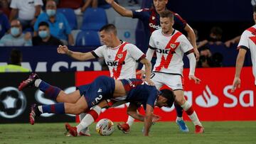 GRAF8329. VALENCIA, 11/09/2021.- El centrocampista del Levante Gonzalo Melero (abajo) cae ante Sergi Guardiola e Iván Balliu (d), ambos del Rayo Vallecano, durante el partido de Liga en Primera División disputado este sábado en el est