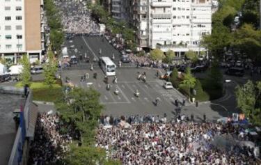 Ambientazo de las aficiones antes del Real Madrid-Atlético