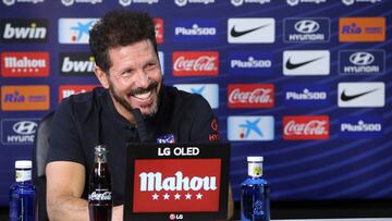 MADRID, 13/06/2020.- El entrenador argentino del Atl&eacute;tico de Madrid Diego Simeone participa en un entrenamiento del equipo en la ciudad deportiva Wanda Atl&eacute;tico en Majadahonda, Madrid, este s&aacute;bado, en la v&iacute;spera del partido de 