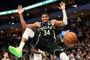 Los Milwaukee Bucks vencieron por 129-117 a los Indiana Pacers en el Fiserv Forum de Milwaukee, Wisconsin. 
Giannis Antetokounmpo logró 37 puntos, 10 rebotes y 11 asistencias para su segundo triple-doble en los últimos cuatro partidos. Quizá por eso el ala-pívot griego culminó una canasta con esta simpática mueca para salir en las fotos.