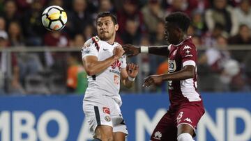 Henry Mart&iacute;n disputando un bal&oacute;n en el duelo entre Saprissa y Am&eacute;rica.