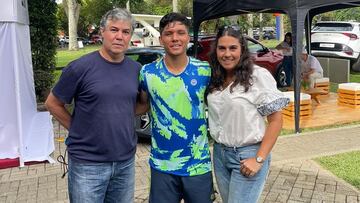Es chileno, estudió una carrera universitaria en Estados Unidos y hoy desafía a Tabilo y Barrios