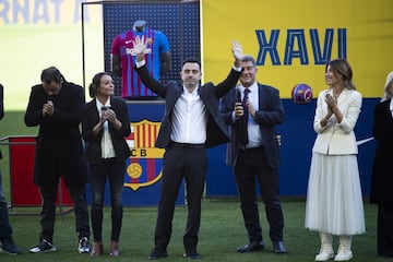 Xavi agradece el cari?o durante la presentaci¨®n.