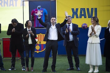 Xavi agradece el cariño durante la presentación. 