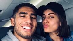 El futbolista Achraf Hakimi con la actriz Hiba Abouk posando sonrientes en un avi&oacute;n.