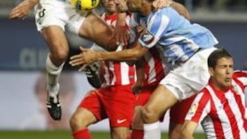 <b>BATALLA. </b>Toulalan y Weligton intentan rematar una falta sacada por Cazorla. Godín molestó lo justo al francés como para que no conectara el cabezazo.