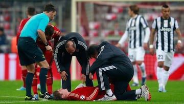 Toni Kroos en el suelo tras hacerse daño en la rodilla.