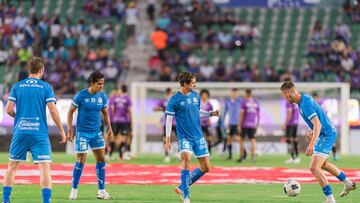 Jugadores de Puebla hacen el calentamiento previo al partido ante el Mazatlán.