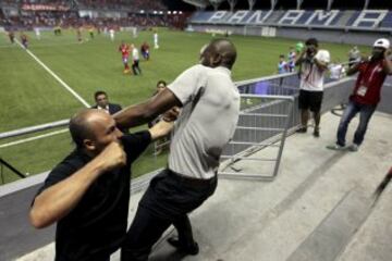 El seleccionador de Costa Rica, Paulo Wanchope, pelea con un guardia de seguridad durante el partido sub-23 contra Panamá, cuando el ex jugador del Málaga presenciaba el encuentro. Wanchope acabó dimitiendo.  