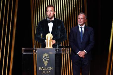 El delantero inglés del Bayern, Harry Kane  recibe el Trofeo Gerd Muller al Mejor Delantero de manos del exjugador alemán Karl-Heinz Rummenigge, durante la ceremonia de entrega del Balón de Oro.