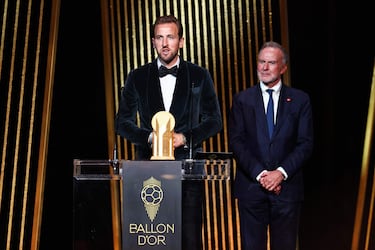 El delantero inglés del Bayern, Harry Kane  recibe el Trofeo Gerd Muller al Mejor Delantero de manos del exjugador alemán Karl-Heinz Rummenigge, durante la ceremonia de entrega del Balón de Oro.