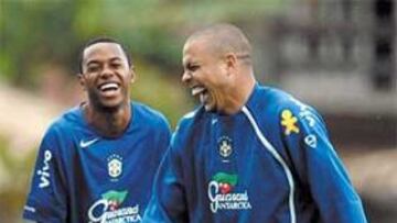 <b>EXPLOSIVOS. </b>Ronaldo y Robinho pueden ser la pareja del año. Todos quieren verlos juntos en el Bernabéu.