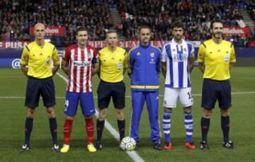 El árbitro Alejandro José Hernández Hernández acompañado de sus  asistentes Teodoro Sobrino Magán y José E. Naranjo Pérez, el cuarto árbitro Luis Collado López y los capitanes Gabi y Xabi Pireto.