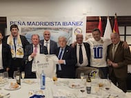 Los invitados de la Peña Ibáñez posan en el Asador Donostiarra.