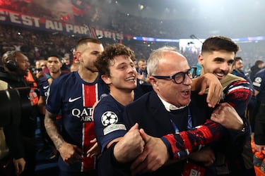 El Paris Saint-Germain celebra la victoria tras finalizar el encuentro. La gran final, PSG-Inter, en el Allianz Arena de  Munich. En la imagen João Neves y Luis Campos, jugador y director deportivo respectivamente del PSG.