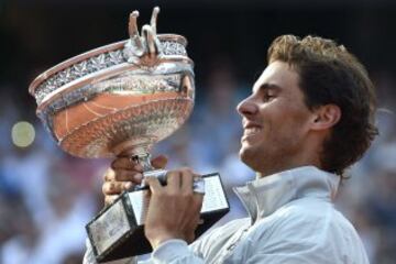 Rafa Nadal con la Copa de los Mosqueteros.