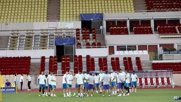 El Atl&eacute;tico, ayer en el Louis II de M&oacute;naco.