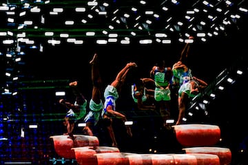 Es imposible condensar toda la complejidad que entra?a un ejercicio de gimnasia art¨ªstica en una sola fotograf¨ªa. Algo que s¨ª consigue esta imagen de exposici¨®n larga tomada durante la prueba de salto en los Campeonatos de Europa que acoge estos d¨ªas la ciudad de Rimini, en la costa este de Italia.