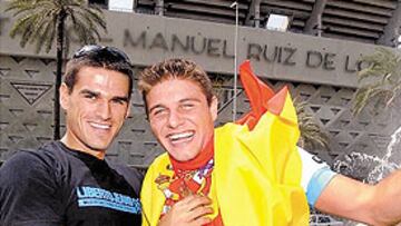 <b>FELICIDAD</b>. Los béticos Juanito y Joaquín celebraron a lo grande su convocatoria para la Eurocopa.