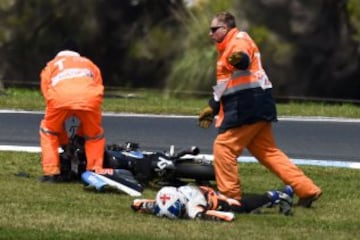 John McPhee sufrió una caída y fue atropellado por otros pilotos, al igual Enea Bastianini. Se paró la carrera de Moto3 por el incidente.