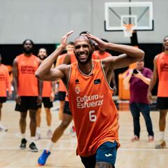 Capoue mata su espera jugando al baloncesto