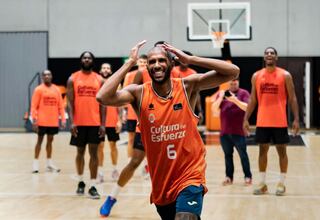 Capoue mata su espera jugando al baloncesto