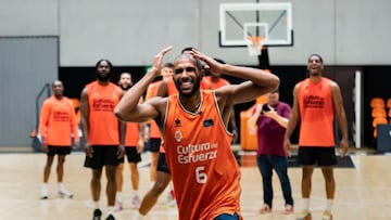 Capue viste la camiseta de Valencia Basket