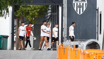 Futbolistas accediendo al entrenamiento, unas imágenes que no permitirá a partir de ahora hacer el Valencia.