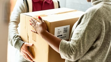 Mensajero entregando caja de mercancia