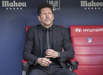 En entrenador del Atlético de Madrid, Simeone, observa desde el banquillo. 